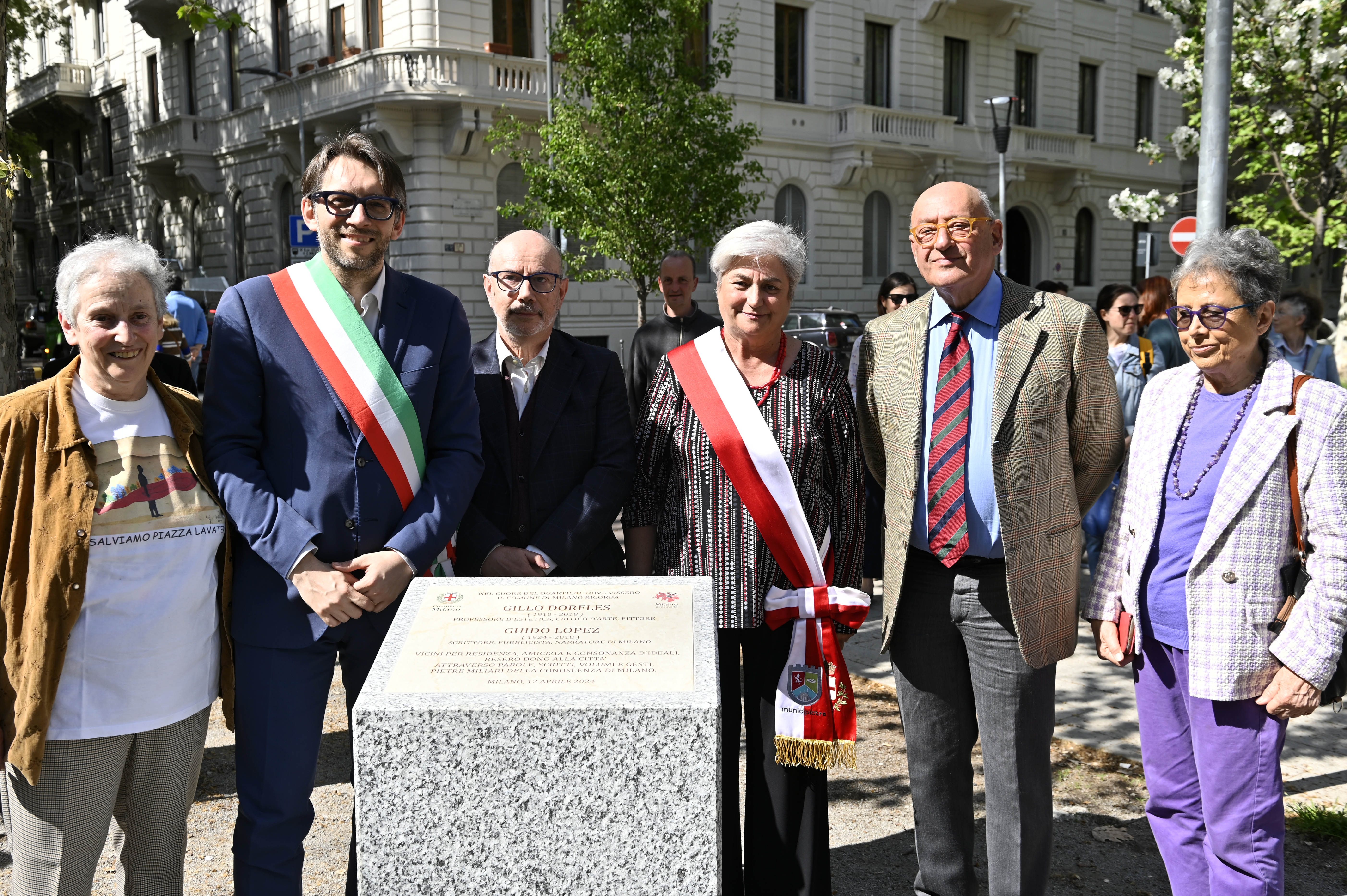 In Piazzale Lavater a plaque commemorates Gillo Dorfles and Guido Lopez, friends and protagonists of Milanese culture