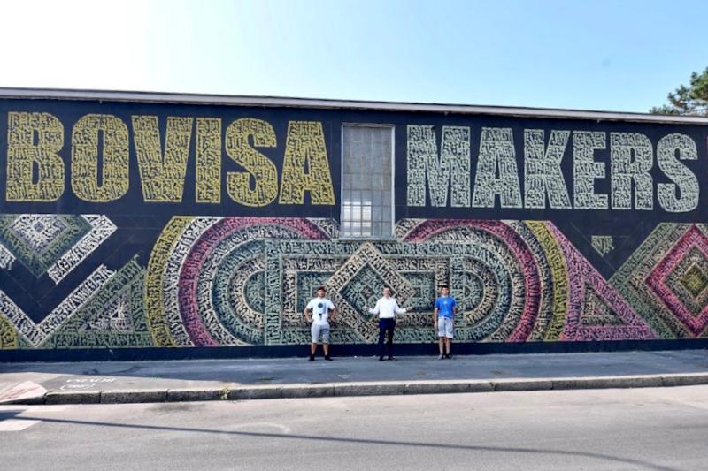 The Mayor in front of the Bovisa makers mural