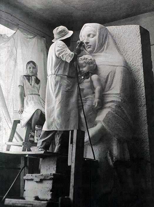 Nello studio di Pietrasanta, al lavoro attorno alla grande Madonna in marmo nel 1965