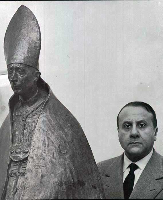 Alla mostra a Palazzo Reale nel 1955 con il ritratto in bronzo del cardinal Schuster